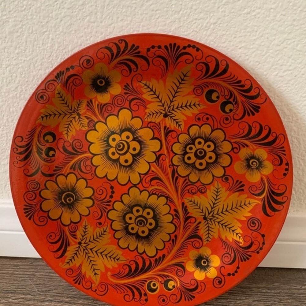 Hands painting plate